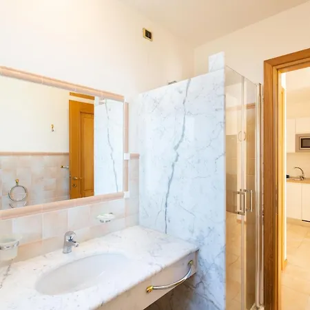 Riviera مارينا دي بييتراسانْت