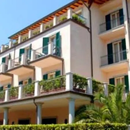 Riviera Ξενοδοχείο με διαμερίσματα 4*